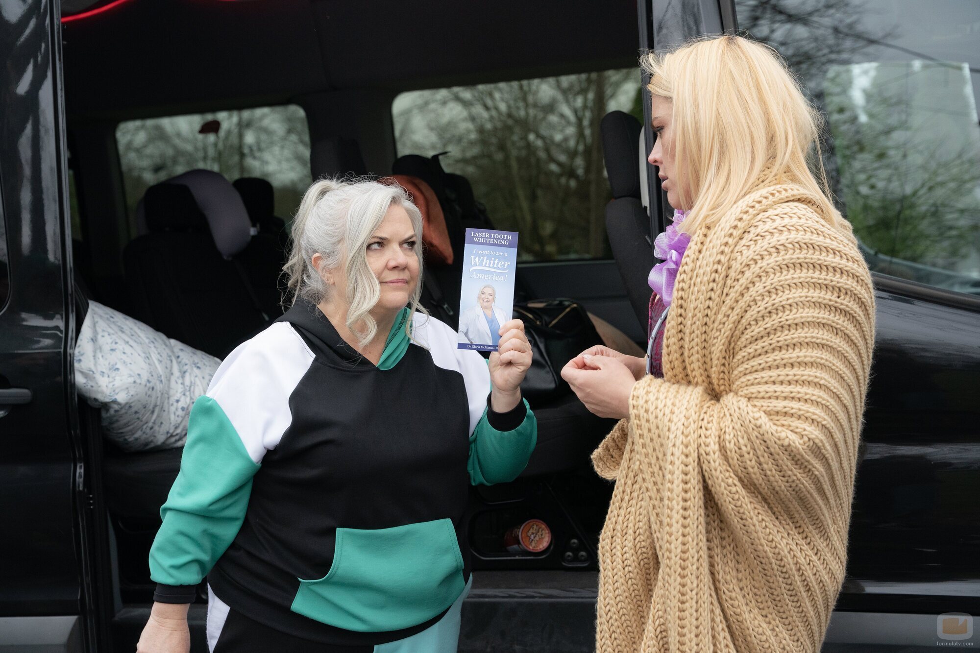 Busy Philipps y Paula Pell en 3x03 'Clarksville' de 'Girls5eva'