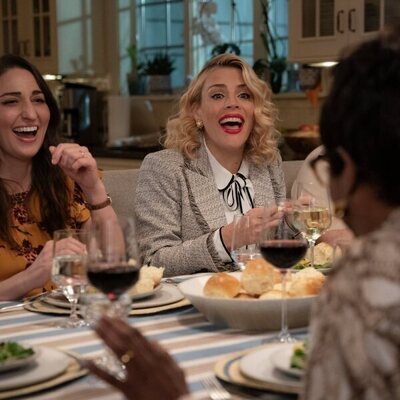 Busy Philipps y Sara Bareilles en el 3x03 de 'Girls5eva'