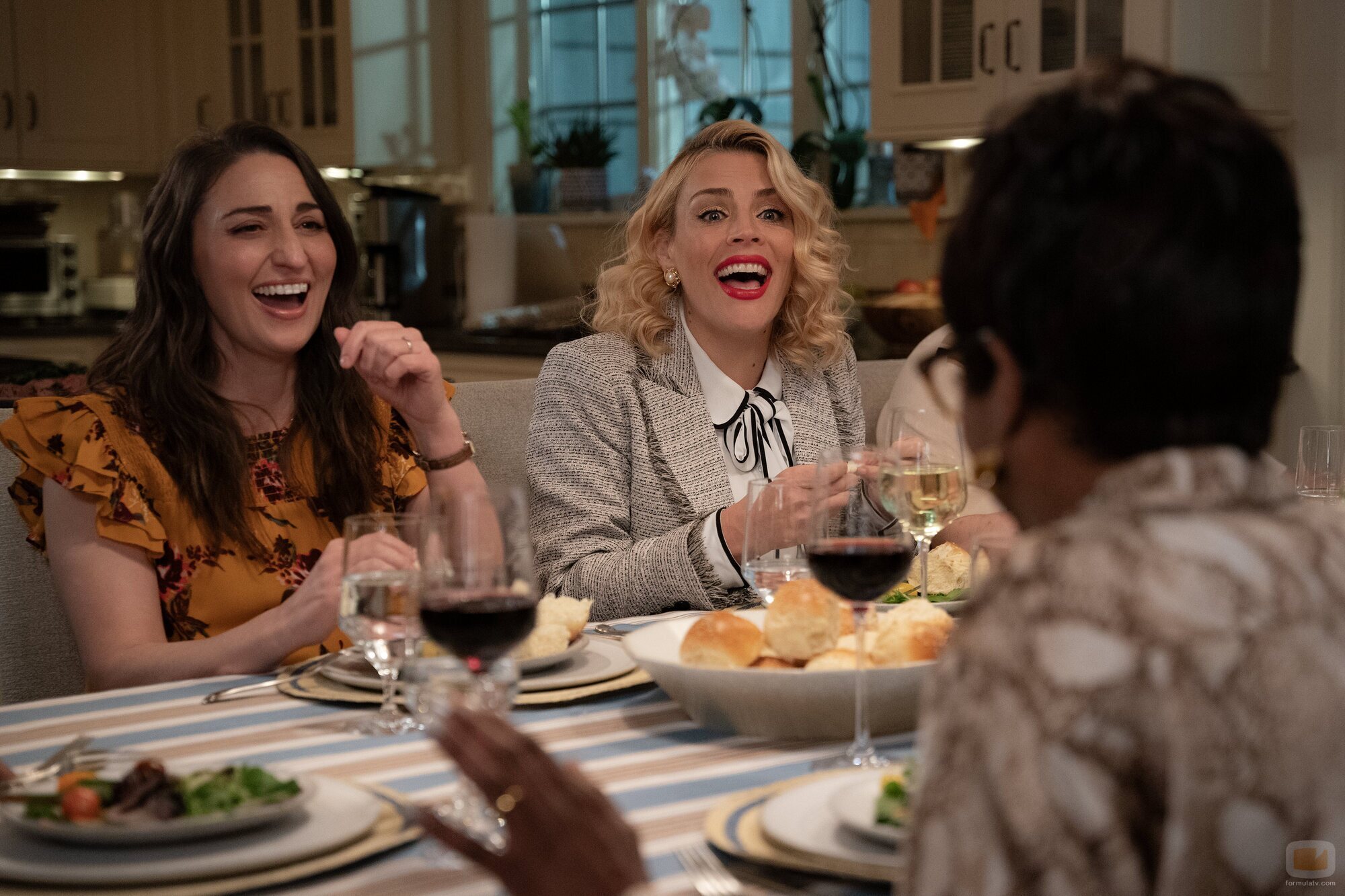 Busy Philipps y Sara Bareilles en el 3x03 de 'Girls5eva'
