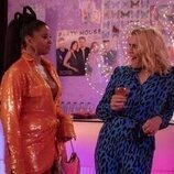 Busy Philipps y Renée Elise Goldsberry en el 3x04 de 'Girls 5 eva'
