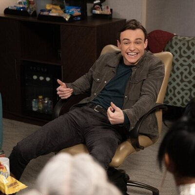 Thomas Doherty en el 3x05 de 'Girls 5 eva'
