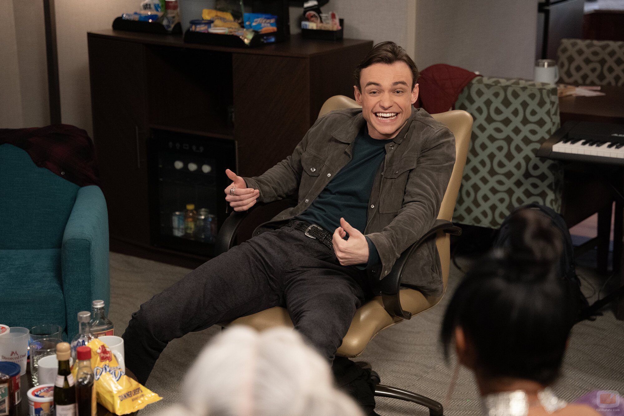 Thomas Doherty en el 3x05 de 'Girls 5 eva'