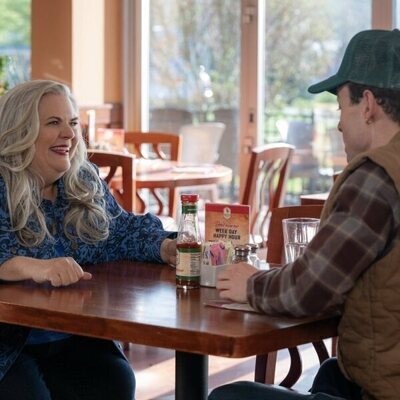Thomas Doherty y Paula Pell en 3x05 titulado 'Cleveland' de 'Girls5eva'