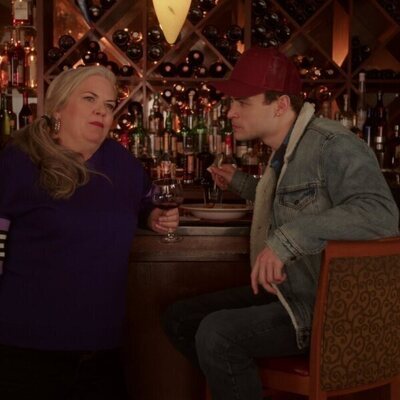 Thomas Doherty y Paula Pell en el 3x05 de 'Girls5eva'