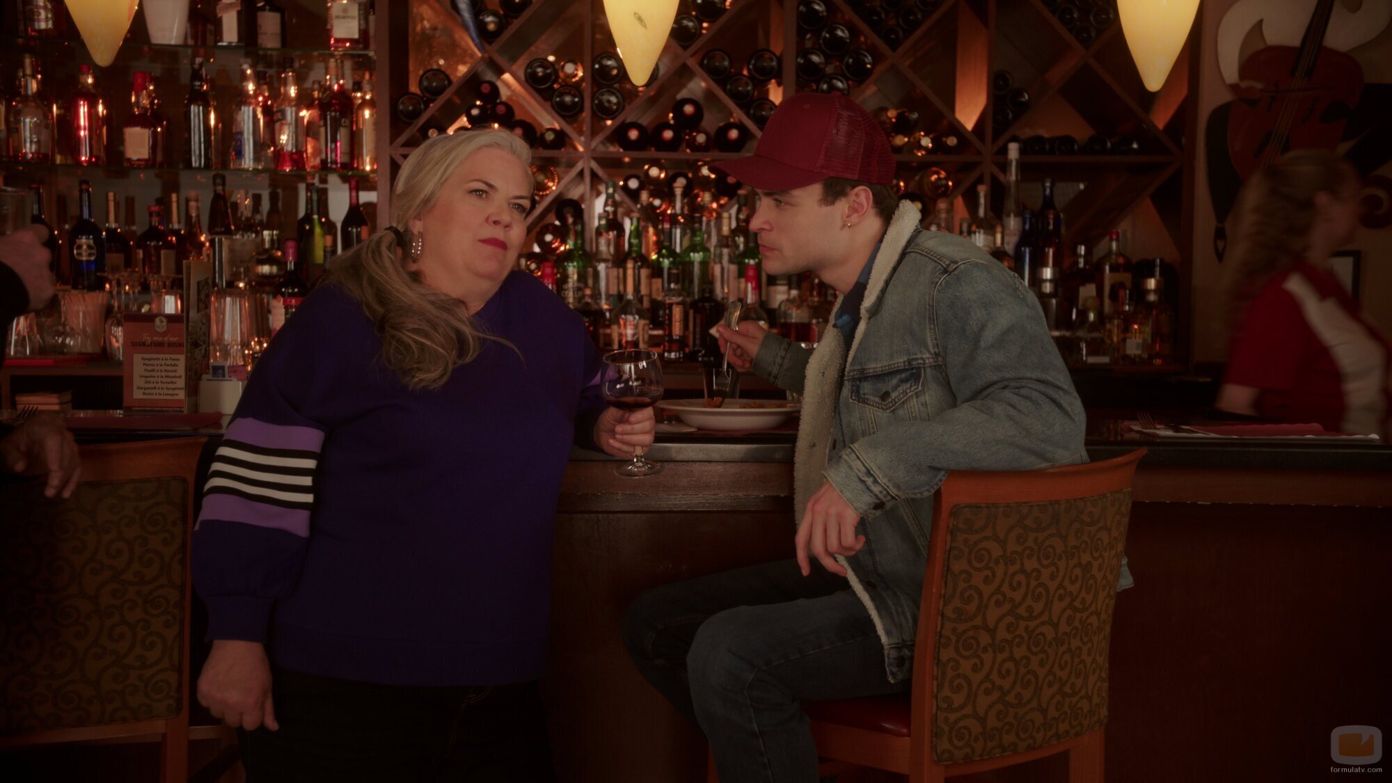 Thomas Doherty y Paula Pell en el 3x05 de 'Girls5eva'