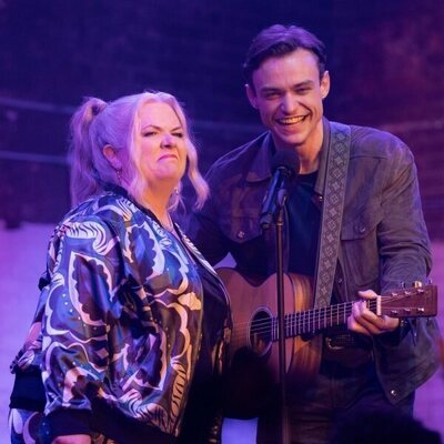 Escena de Thomas Doherty y Paula Pell en 3x05 titulado 'Cleveland' de 'Girls5eva'