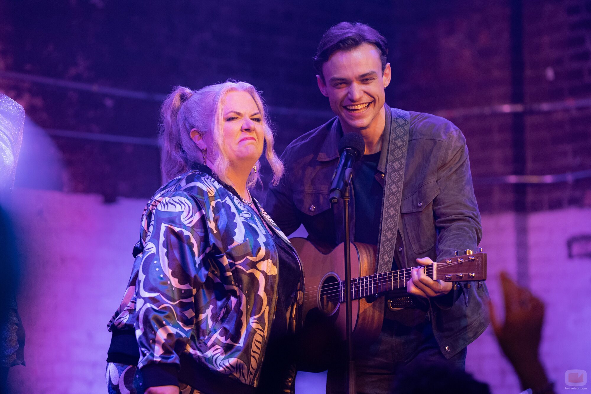 Escena de Thomas Doherty y Paula Pell en 3x05 titulado 'Cleveland' de 'Girls5eva'