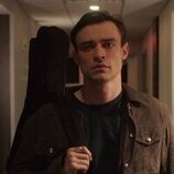 Escena de Thomas Doherty en el 3x05 de 'Girls 5 eva'