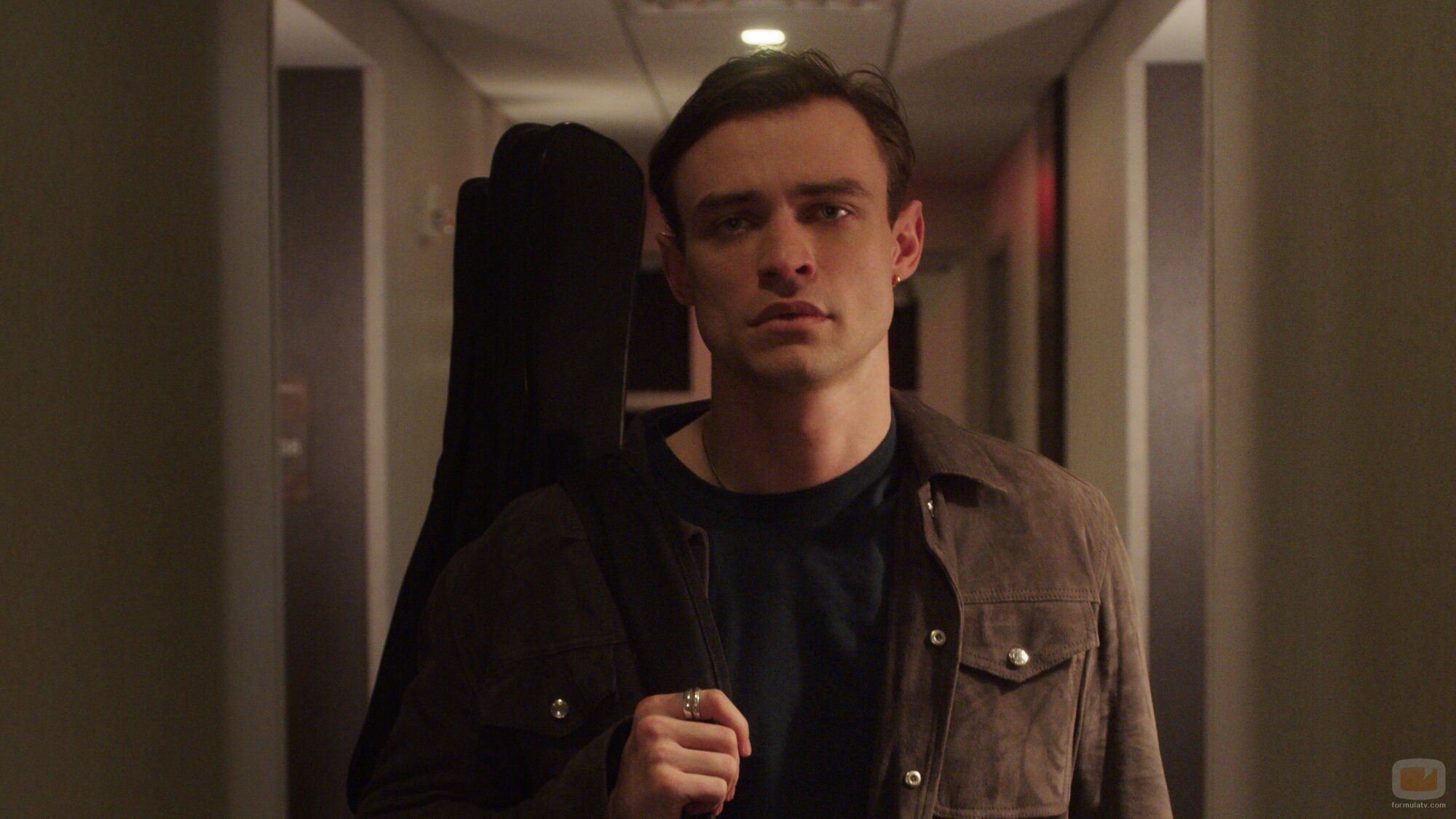 Escena de Thomas Doherty en el 3x05 de 'Girls 5 eva'