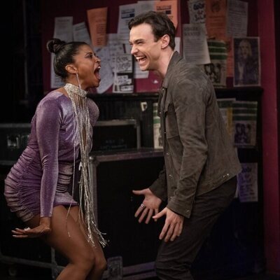 Renée Elise Goldsberry y Thomas Doherty en Capítulo 5 titulado 'Cleveland' de 'Girls5eva'
