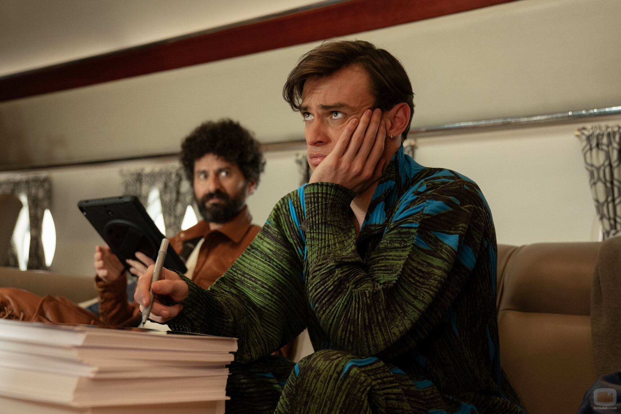 Thomas Doherty en 3x05 titulado 'Cleveland' de 'Girls5eva'