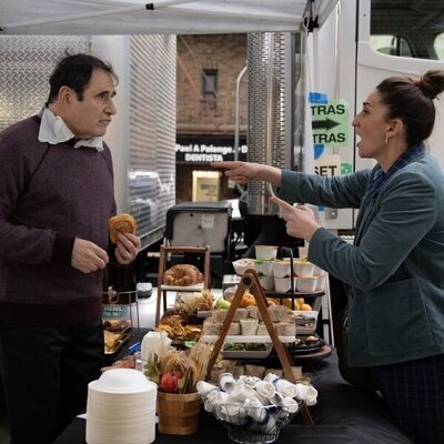 Richard Kind y Sara Bareilles en Capítulo 6 titulado 'New York' de 'Girls5eva'