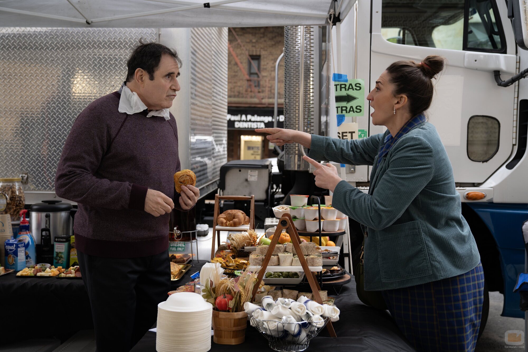 Richard Kind y Sara Bareilles en Capítulo 6 titulado 'New York' de 'Girls5eva'