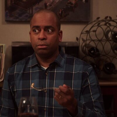 Daniel Breaker en el 3x06 de 'Girls 5 eva'