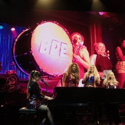 Escena de 'New York' de 'Girls5eva'