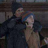 Isabela Merced y Danny Ramirez en el 2x02 de 'The Last of Us'