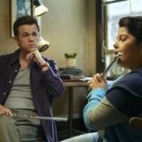 John Owen Lowe en la temporada 1 y el capítulo 01 de 'Inestable'