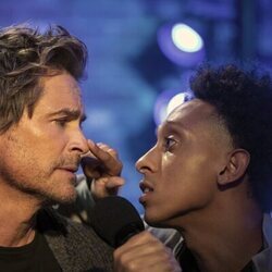 Rob Lowe y Aaron Branch en el 1x01 de 'Unstable'