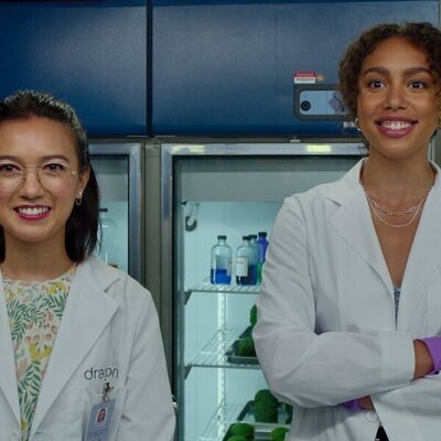 Emma Ferreira y Rachel Marsh en la temporada 1 y el capítulo 01 de 'Inestable'