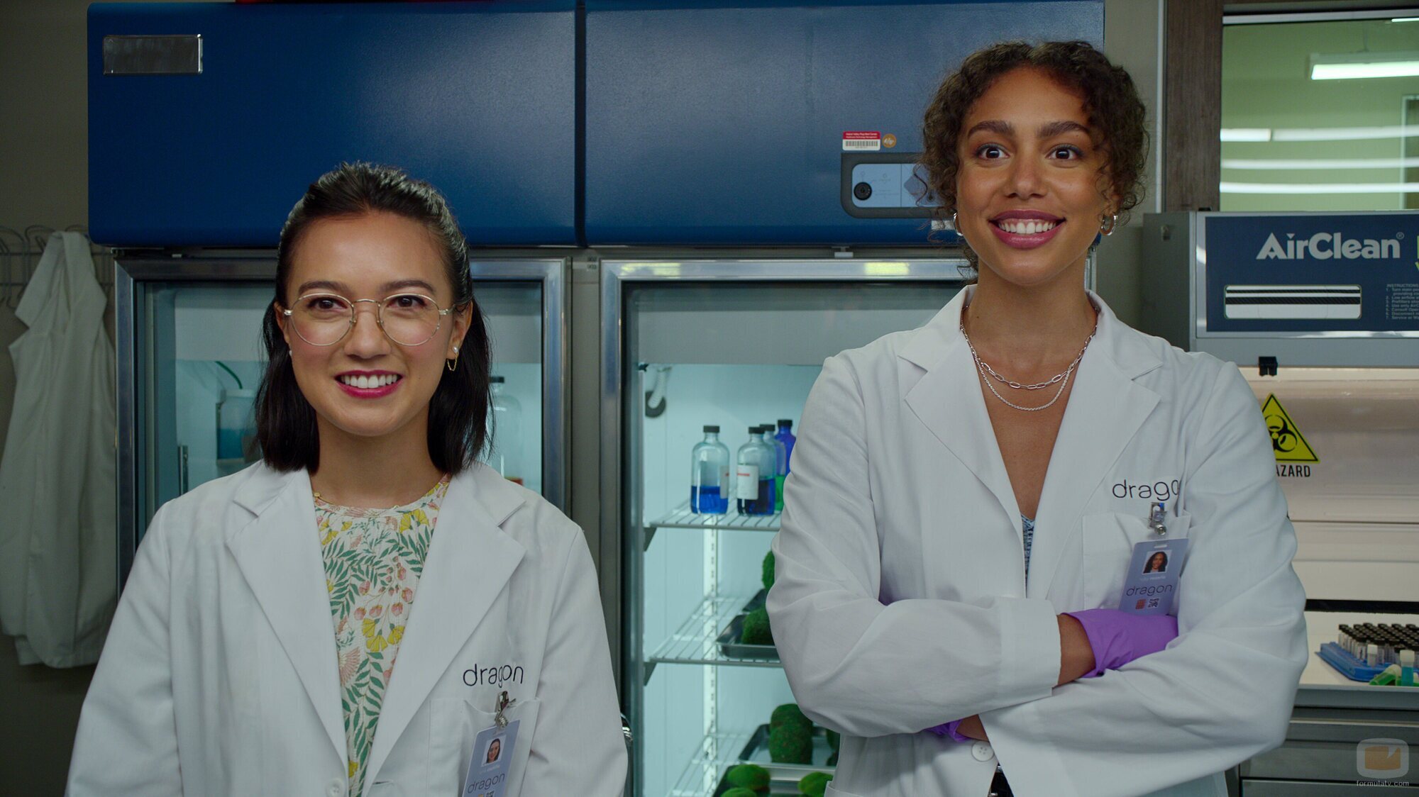 Emma Ferreira y Rachel Marsh en la temporada 1 y el capítulo 01 de 'Inestable'