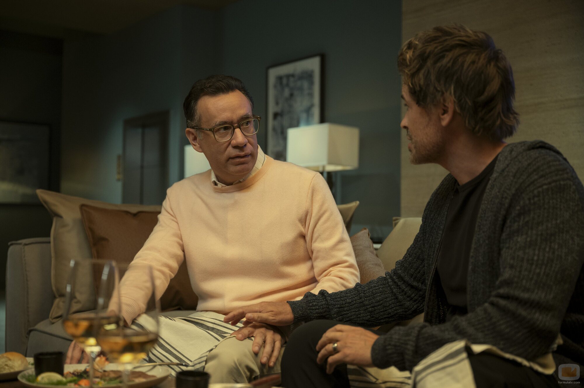 Rob Lowe y Fred Armisen en la temporada 1 y el capítulo 02 de 'Inestable'