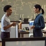 Sian Clifford y Aaron Branch en 1x02 'Comprometido, centrado e increíblemente cuerdo' de 'Inestable'