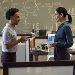 Sian Clifford y Aaron Branch en 1x02 'Comprometido, centrado e increíblemente cuerdo' de 'Inestable'