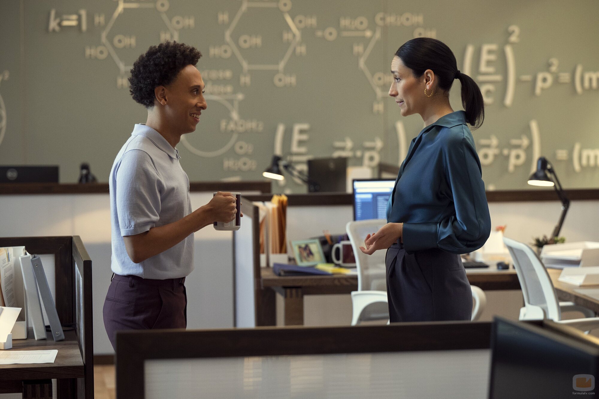 Sian Clifford y Aaron Branch en 1x02 'Comprometido, centrado e increíblemente cuerdo' de 'Inestable'