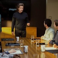 Rob Lowe y Sian Clifford en el 1x02 de 'Unstable'