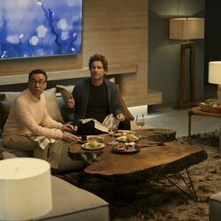 Rob Lowe y Fred Armisen en 1x02 titulado 'Comprometido, centrado e increíblemente cuerdo' de 'Inestable'