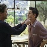 Rob Lowe y John Owen Lowe en 1x03 'El mago desgOZnado' de 'Inestable'