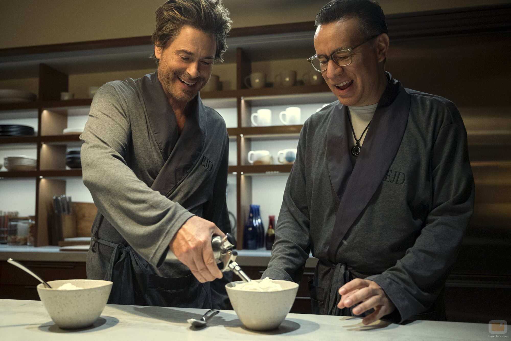Rob Lowe y Fred Armisen en 1x03 'El mago desgOZnado' de 'Inestable'