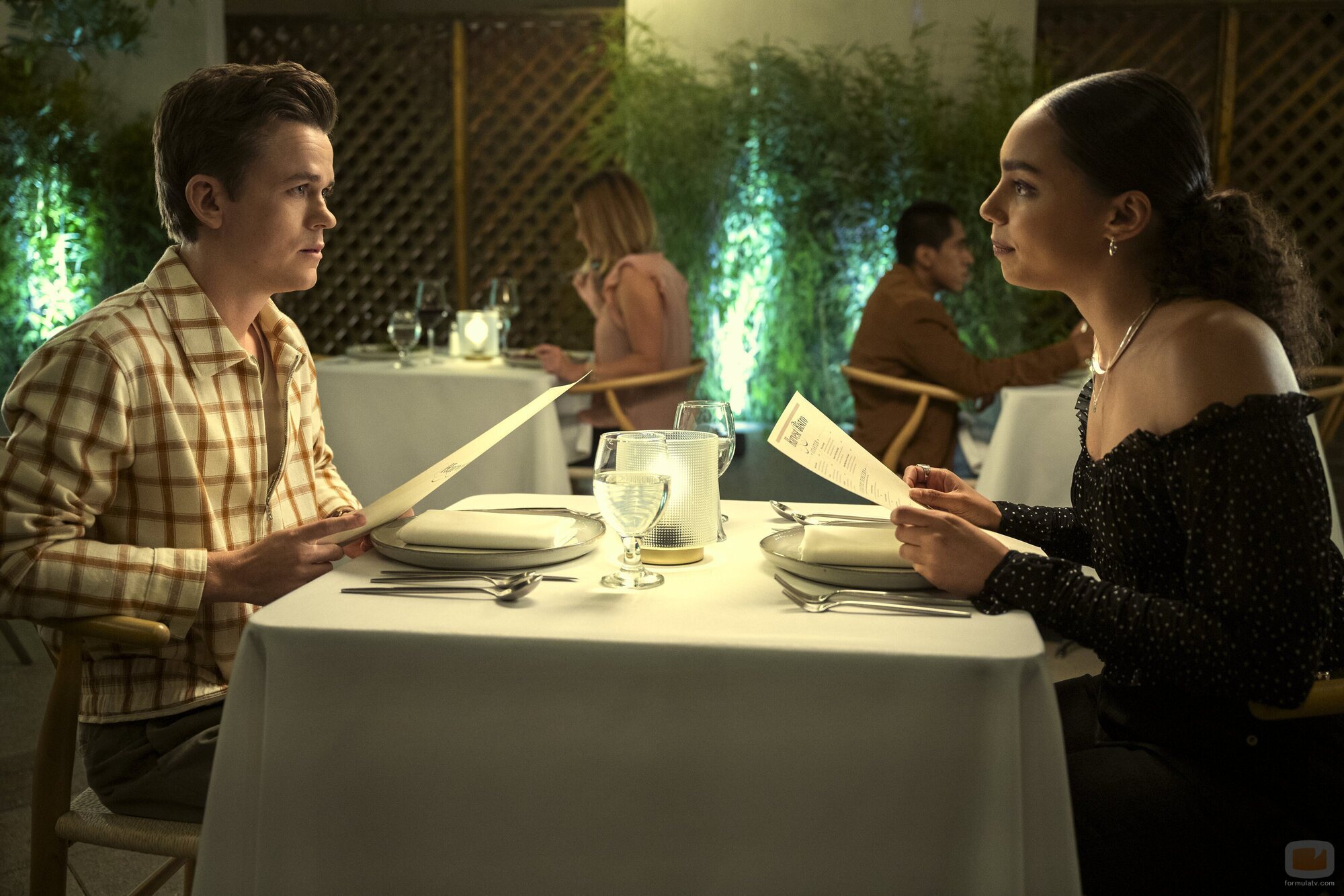 John Owen Lowe y Emma Ferreira en el 1x03 de 'Unstable'