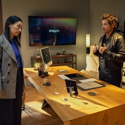Rob Lowe y Sian Clifford en el 1x03 de 'Unstable'