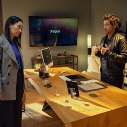 Rob Lowe y Sian Clifford en el 1x03 de 'Unstable'