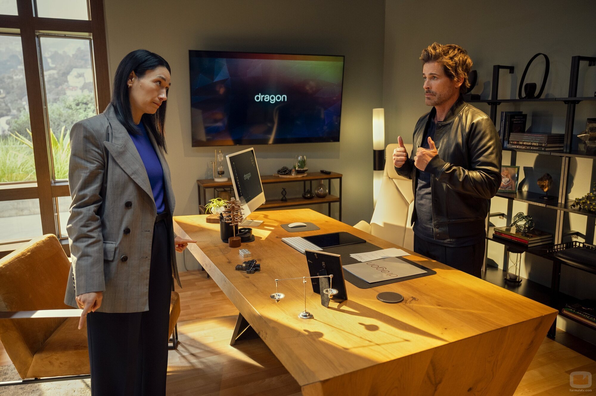 Rob Lowe y Sian Clifford en el 1x03 de 'Unstable'