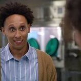 Aaron Branch en 1x04 titulado 'Colonos y orgías' de 'Inestable'