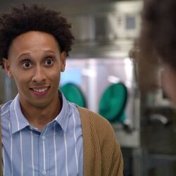 Aaron Branch en 1x04 titulado 'Colonos y orgías' de 'Inestable'