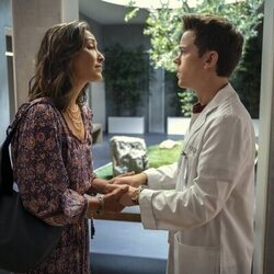 Christina Chang y John Owen Lowe en 1x04 'Colonos y orgías' de 'Inestable'