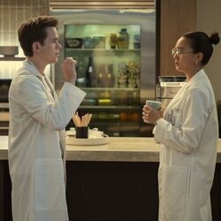 John Owen Lowe y Rachel Marsh en Capítulo 4 titulado 'Colonos y orgías' de 'Inestable'