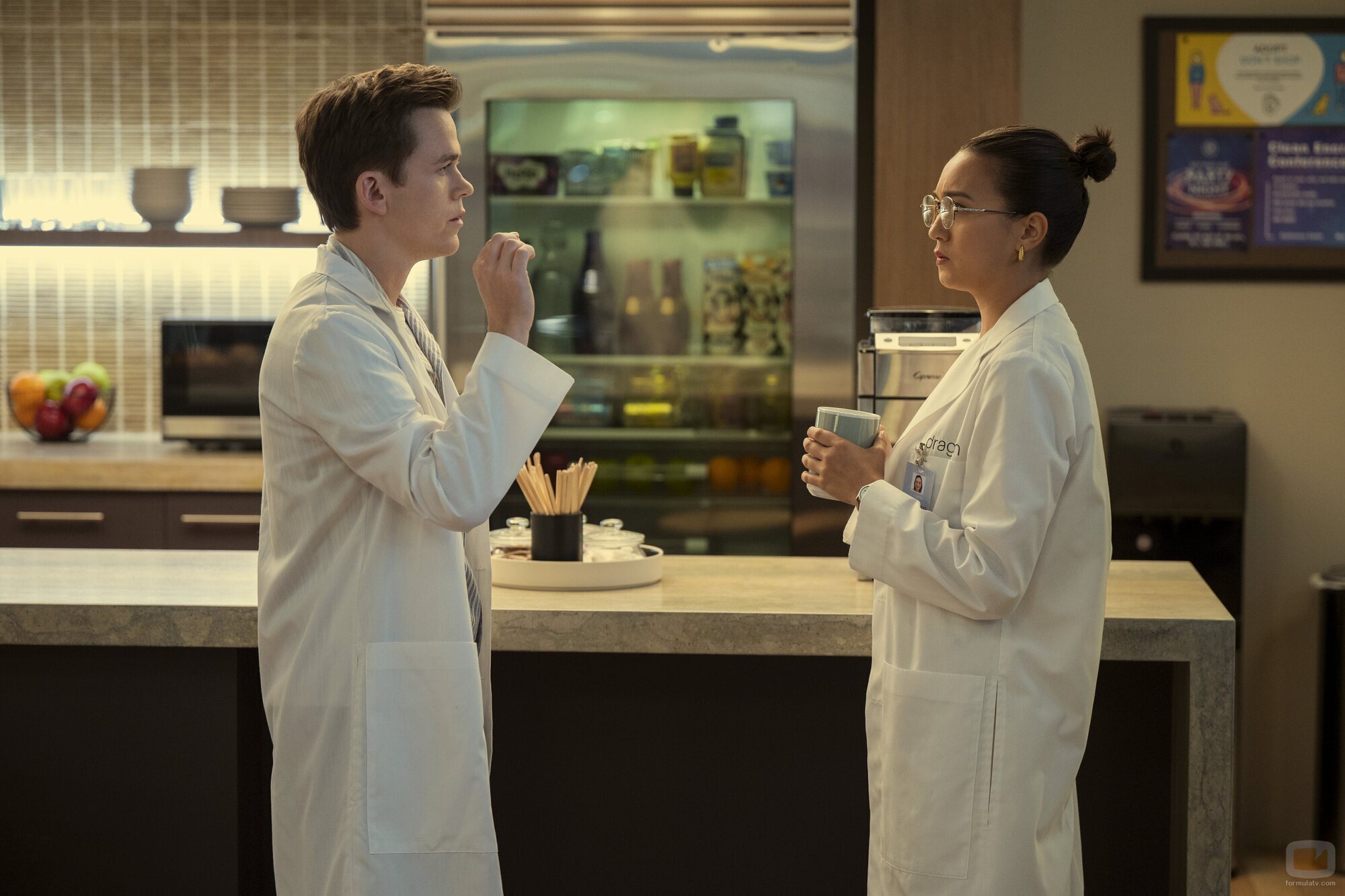 John Owen Lowe y Rachel Marsh en Capítulo 4 titulado 'Colonos y orgías' de 'Inestable'