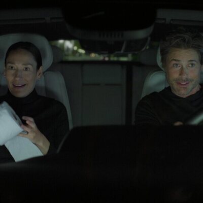 Rob Lowe y Sian Clifford en 'Colonos y orgías' de 'Inestable'