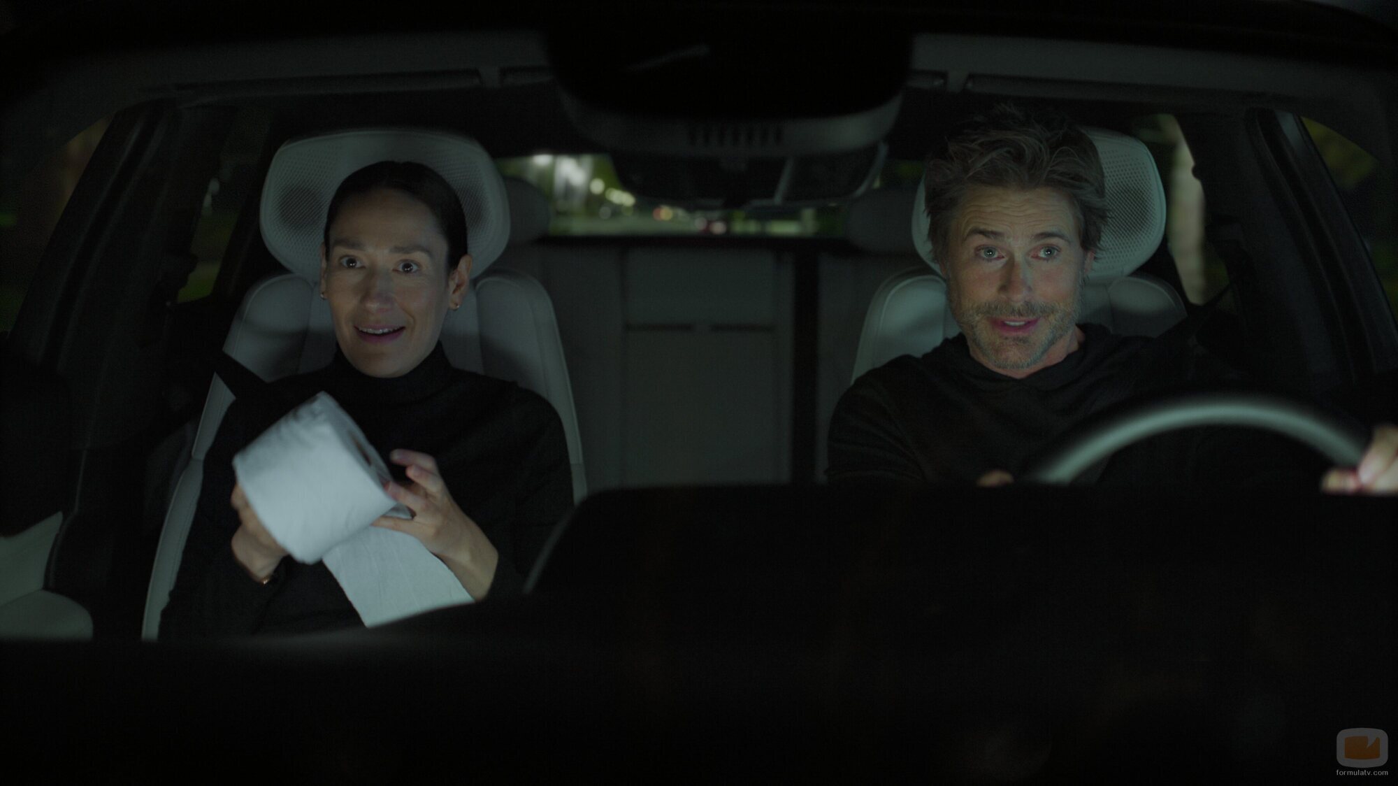 Rob Lowe y Sian Clifford en 'Colonos y orgías' de 'Inestable'