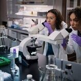 Emma Ferreira y Rachel Marsh en 1x04 titulado 'Colonos y orgías' de 'Inestable'