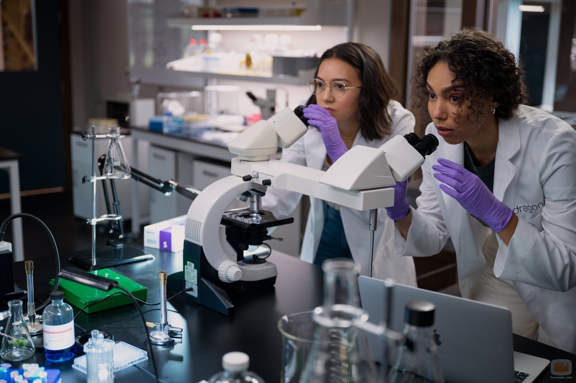 Emma Ferreira y Rachel Marsh en 1x04 titulado 'Colonos y orgías' de 'Inestable'