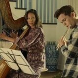 Christina Chang y John Owen Lowe en el 1x04 de 'Unstable'