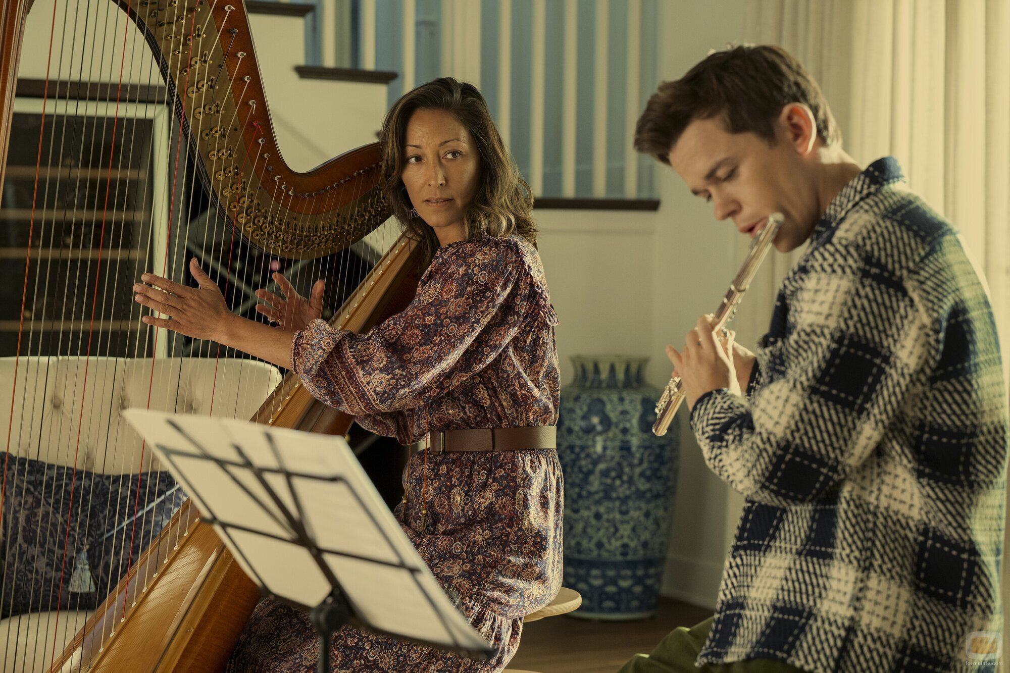 Christina Chang y John Owen Lowe en el 1x04 de 'Unstable'