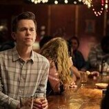 John Owen Lowe en 1x05 'Cumpleañeros cabroncetes' de 'Inestable'