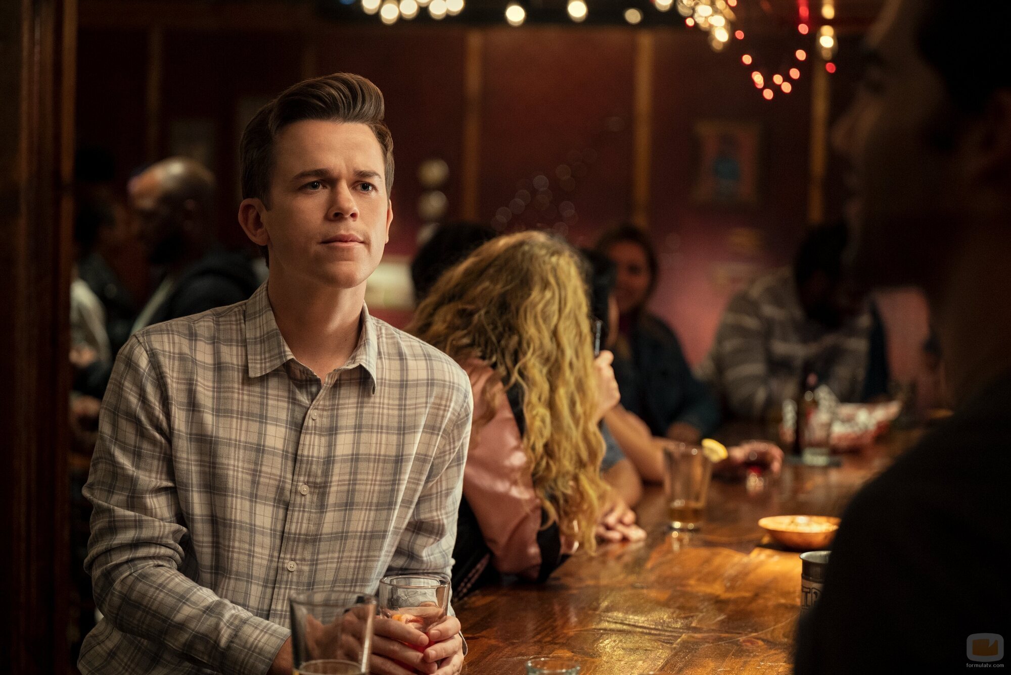 John Owen Lowe en 1x05 'Cumpleañeros cabroncetes' de 'Inestable'