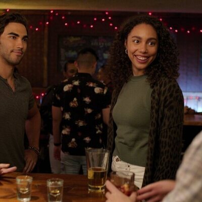 John Owen Lowe y Emma Ferreira en la temporada 1 y el capítulo 05 de 'Inestable'